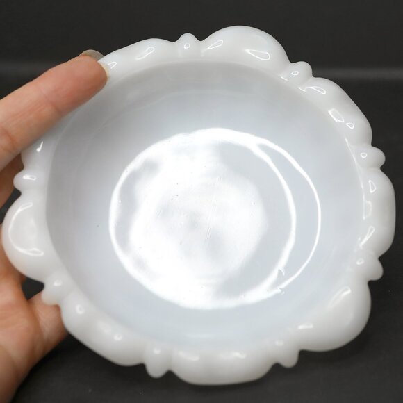 Vintage Anchor Hocking White Milk Glass Thumbprint Round Ashtray MCM - Picture 8 of 10